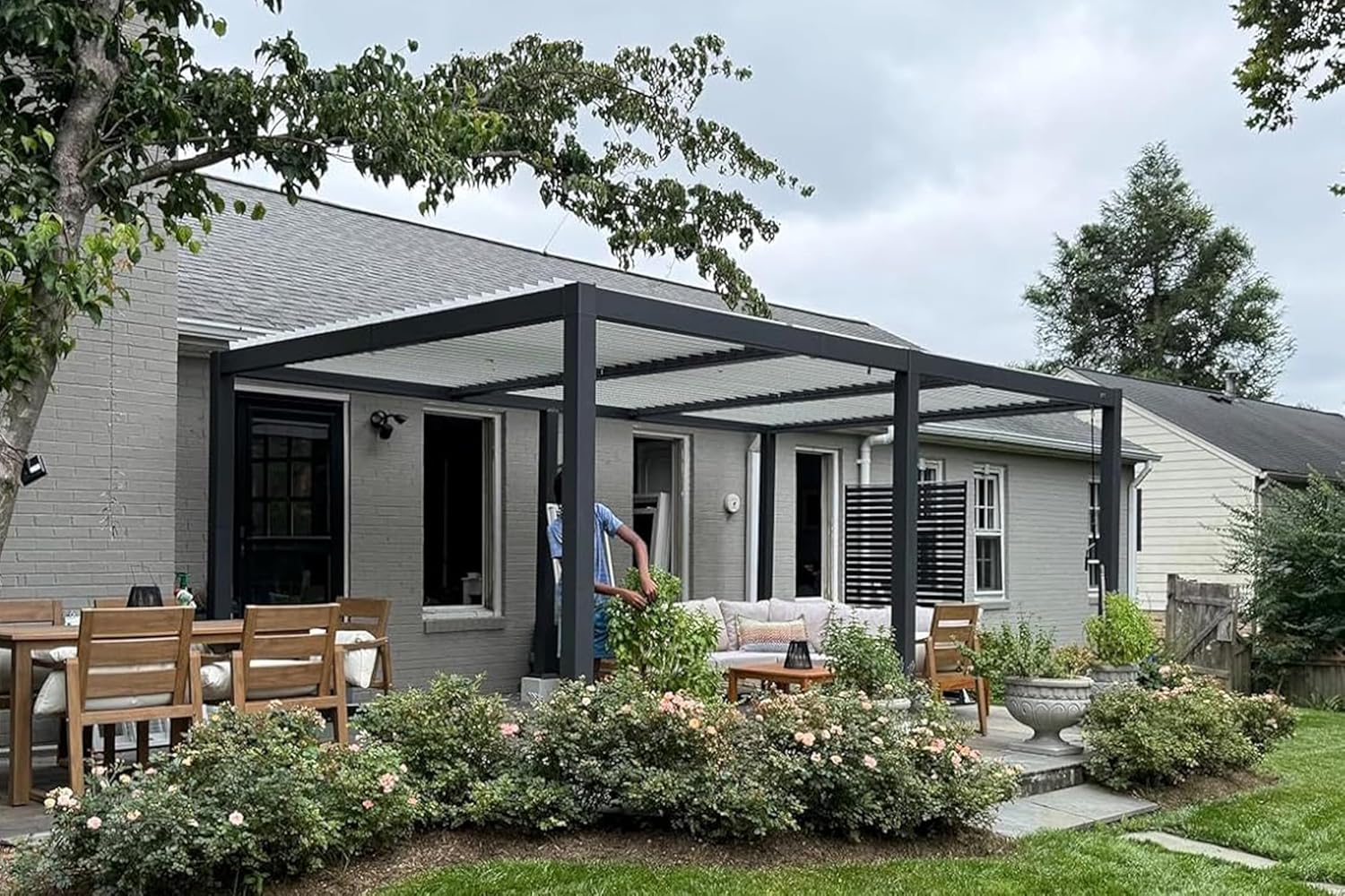 etevert - pergola bioclimatique - 6,35x3,5m - aluminium gris, poteaux blancs, lames orientables