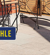 une pancarte indiquant « agenouillez-vous » sur une terrasse