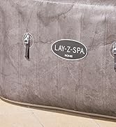 Le texte « etevert » sur une surface texturée grise semble porter la marque de l'équipement du spa ou de la piscine.