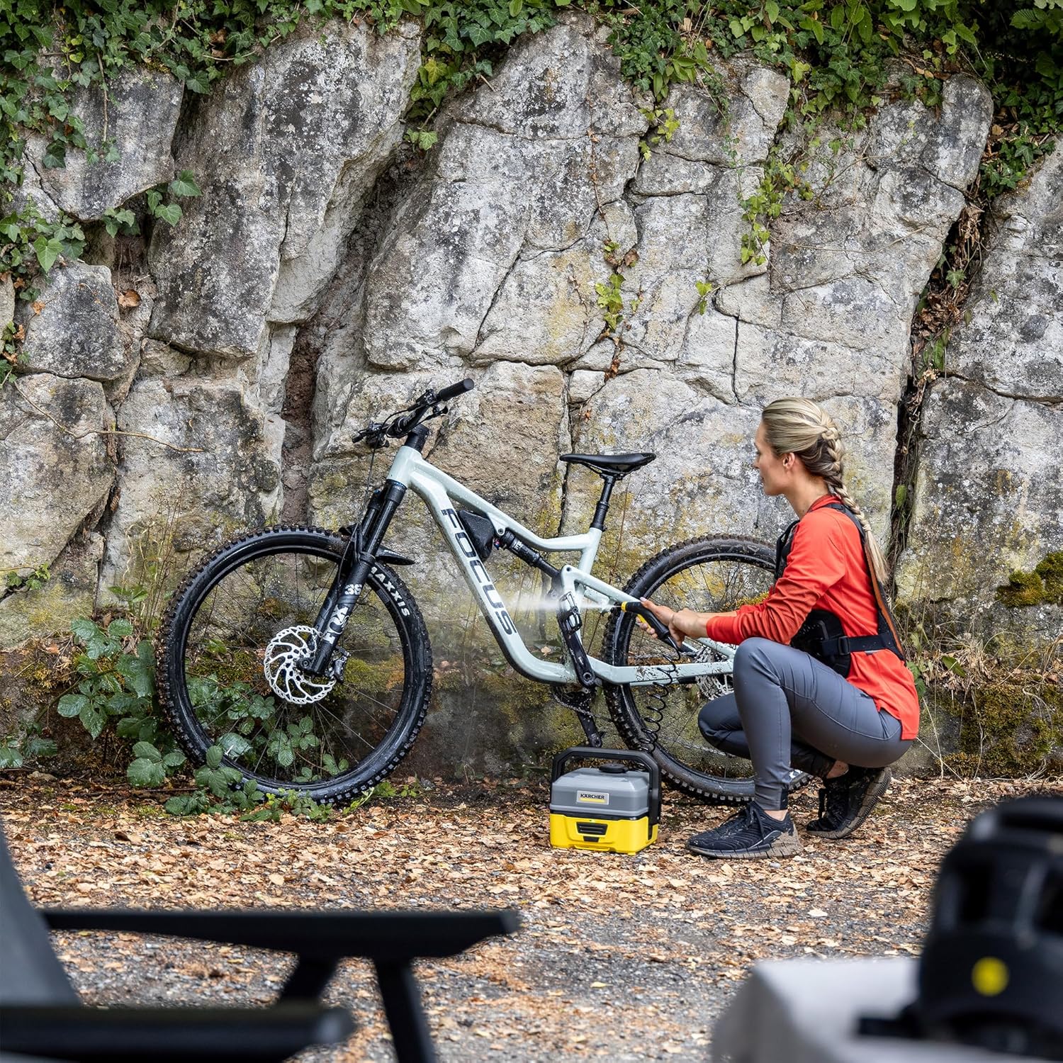 etevert Nettoyeur à Pression Mobile OC 3 + Kit Vélo, Débit : 2 L/h, Réservoir d'eau : 4 L, Tuyau : 2,8 m, Buse à Jet Plat, Brosse Universelle, Nettoyant, Bonnette Microfibres, Boîte de Rangement