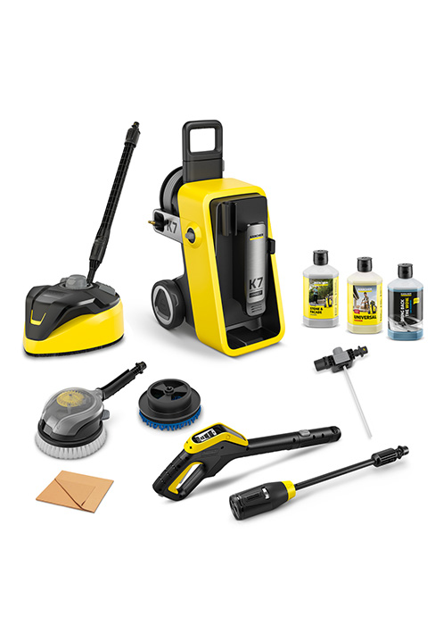 Présentation des accessoires de nettoyage etevert, notamment des accessoires de nettoyeur haute pression jaunes et noirs, des brosses, des solutions de nettoyage et des outils de nettoyage de surfaces disposés horizontalement.